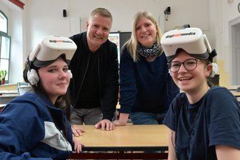 „Es ist wirklich spannend“: Schüler im Erzgebirge nutzen VR-Brillen für Berufsorientierung - Haben die VR-Brillen ausprobiert: die Schülerinnen Isabella Groß (l.) und Laura Tabel (r.), mit Firmeninhaber Andreas Weigel und Praxisberaterin Sophie Zimmer (Mitte).