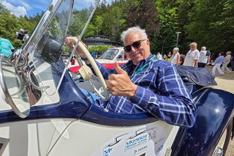 „Es ist wundervoll“: Bekannter Sammler von BMW-Oldtimern aus New York schwärmt von Fahrzeug-Rallye durchs Vogtland - Der Amerikaner Peter Nettesheim aus New York nahm an der Sächsischen Meister-Classic, die Oldtimer-Rallye der Kfz-Innung Sachsen West/Chemnitz, teil.
