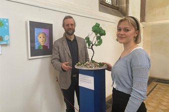 Es ist Zeit - Abiturienten gestalten eine Ausstellung in der Katharinenkirche in Zwickau - Abiturientin Clara Friedrich und Kunstlehrer Christian Siegel am Werk der Schülerin, das einen Baum als Symbol der Zeit zeigt.