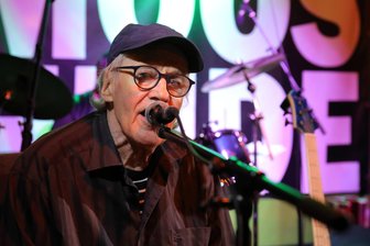 „Es ist Zeit, einen Schlusspunkt zu setzen“: Kultband „Wind, Sand & Sterne" verabschiedet sich von der Bühne - Mit 78 Jahren setzt Liedermacher Stefan Gerlach einen Schlusspunkt.