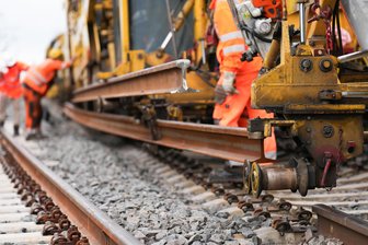 Es kann auch laut werden: Gleisbauarbeiten zwischen Flöha und Oederan - Bei den Gleisbauarbeiten zwischen Flöha und Oederan wird ein Gleisumbauzug eingesetzt.