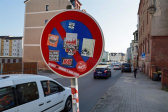 „Es kann doch nicht sein, dass Gäste-Fans mit Angst in den Sahnpark fahren“: So reagieren die Eispiraten Crimmitschau auf den Derby-Ärger - Fahrzeuge mit Fans der Selber Wölfe wurden im Bereich von Leipziger Straße und Zeitzer Straße zum Anhalten genötigt.