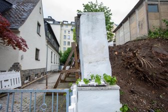 Es kann losgehen: Bauarbeiten für neuen Plauener Gedenkort an der früheren Synagoge können beginnen - Diese Mauer der früheren Plauener Synagoge soll zu einem Gedenkort werden.