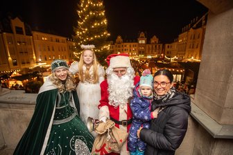 Es kann losgehen: Plauener Weihnachtsmarkt ist eröffnet - Das Christkindl aus Plauens österreichischer Partnerstadt Steyr durfte nicht fehlen - der größte Weihnachtsmarkt im Vogtland ist am Dienstag eröffnet worden.