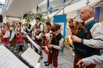 Es kann losgehen: Tschechische Dudelsack-Musiker machen Lust auf Europäischen Bauernmarkt in Plauen - Das tschechische Schumak-Dudelsack-Ensemble präsentierte am Freitag traditionelle Volkslieder.
