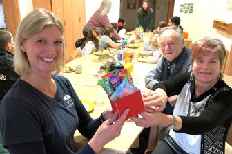 „Es könnten unsere Enkel sein“: Muldaer Tankstellen-Ehepaar spendet für Wohngruppen in Lichtenberg - Im Haus Lichtenberg übergaben Birgit und Wilfried Flade eine Spende an Julia Mauersberger (links).