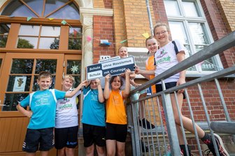 „Es kommt vor, dass die Kinder sich nicht an die Hand nehmen wollen“: Grundschule aus Limbach-Oberfrohna tritt gegen Rassismus ein - Die Thomas-Müntzer-Grundschule in Limbach-Oberfrohna ist Teil des Netzwerks „Schule ohne Rassismus“. Wie können Schüler dadurch für mehr Respekt und Toleranz sensibilisiert werden?