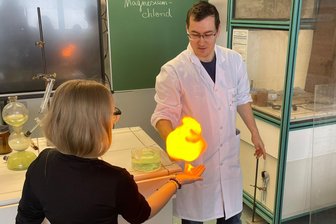 Es kracht und stinkt: Explosive Experimente beim Tag der offenen Tür in der Bergstadtschule Sayda im Erzgebirge - 