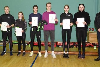 Es läuft bei Vorwärts Zwickau - Der leitende Landestrainer des Leichtathletik-Verbandes Sachsen, Joachim Erdmann (r.), berief Noah Rölle, Fabian Schneider, Jessica Viertel, Anthony Schreiter, Carl Heymann, Luise Sommer und Vanessa Schubert (v. l.) in den Landeskader. Schreiter startet für den SV Sachsenring Hohenstein-Ernstthal, während die anderen Sportlerinnen und Sportler Mitglieder des SV Vorwärts Zwickau sind.