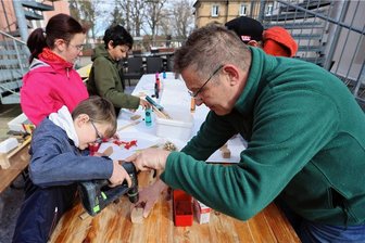Es läuft rund in Crimmitschau: Kinder gestalten ihre eigene Murmelbahn - Hausmeister Claus Luy bastelt mit Gentian und den anderen Kindern Teile für die große Murmelbahn.