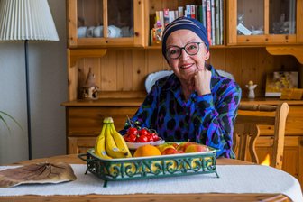 „Es liegt nicht in meiner Hand“: Woraus eine Erzgebirgerin im Kampf gegen Krebs Kraft schöpft - Petra Neumann stammt aus Thalheim, ist nie fortgezogen. Ihr einziger Urlaub veränderte ihr Leben. Heute lebt die 64-Jährige mit ihrem Mann im Thalheimer Hochhaus. Das hat seinen Grund.