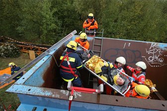 Es macht Bumm in Penig: Was hinter der geplanten Explosion steckt - Ähnlich wie vor drei Jahren, als das THW in der Sandgrube Oberwiera, unter anderem die Bergung eines Verletzten geübt hatte, soll nun ein Tagebau bei Penig Kulisse für eine Großübung sein.