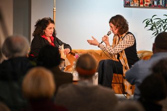 „Es muss auch blöde Juden geben“: Eva Menasse in Chemnitz über „Cancel Culture“ in der Israelfrage - War bei Nirit Sommerfeld (l.) in Chemnitz zu Gast: die österreichische Schriftstellerin und Historikerin Eva Menasse.