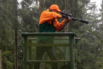 „Es muss doch eine weniger brutale Lösung geben“ – Kritik an Drückjagden im Erzgebirge - Im Erzgebirge gibt es in dieser Jagdsaison wieder zahlreiche Drückjagden. Das löst Verunsicherung und Kritik aus.