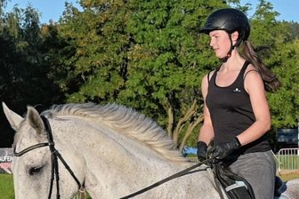 "Es muss vor allem Spaß machen" - Paula Siemens startet mit "Cash" für den PSV Auerbach-Sorga beim Turnier in der Dressur.