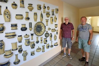 „Es musste doch irgendwie vorwärts gehen“: Wie eine DDR-Feierabendbrigade in der Region Glauchau Fakten schuf - Bei der Arbeit der Feierabendbrigade in Remse entstand auch diese kunstvolle Wand, die Klaus-Dietmar Hessel (links) und Gottfried Speck zeigen.