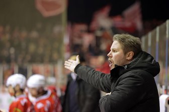 „Es reicht nicht mehr aus, einfach nur zum Training zu erscheinen“: Jussi Tuores über den neuen Konkurrenzkampf bei den Eispiraten Crimmitschau - Trainer Jussi Tuores muss auch vor den Spielen in Regensburg und gegen Krefeld wieder Profis aussortieren.