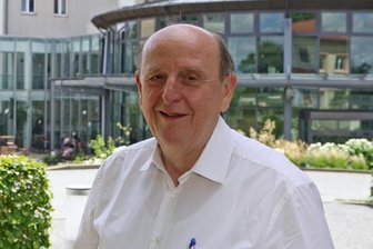 "Es reicht!" - Christoph Scheurer vor dem Virchow-Klinikum in Glauchau, seiner Heimatstadt.