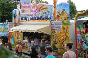 „Es schmeckt wie zu DDR-Zeiten“ – Eine Schausteller-Dynastie aus dem Erzgebirge und ihre süße Versuchung - Die Waffelbäckerei der Familie Walther setzt bei den Waffeln auf ein altes Familienrezept.