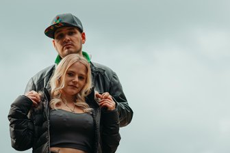 „Es sind Liebesfilme“: Erotik-Influencer finden Zuhause im Erzgebirge - Kim und Vaido sind von Mecklenburg-Vorpommern in das Erzgebirge gezogen.