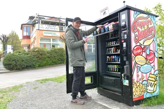 „Es sind schon zwei Scheiben zu Bruch gegangen“: Wie geht es dem Oederaner Automatenkiosk? - Sebastian Breng stellte seine ersten Automaten in Freiberg auf.