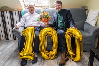 „Es sind wohl die Gene“: Erzgebirger feiert 100. Geburtstag – erst kürzlich gab er das Autofahren auf - Bürgermeister Thomas Kunzmann gratulierte am Montag Werner Brockhaus zum 100. Geburtstag.
