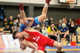 "Es soll einfach nicht sein" - Pausas Ringer Isa Dadaev (rotes Trikot) war nach seinem Aussetzer in der Vorwoche rotgesperrt. Da sein Limit damit unbesetzt blieb, war der Kampf für die WKG Pausa/Plauen in Luckenwalde schon zur Halbzeit verloren. Die WKG steht weiterhin ohne Punkte auf dem letzten Platz der Regionalliga. 