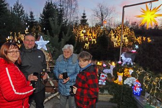 „Es soll funkeln, aber nicht blinken“: Zwickauer Familie erfreut andere Menschen mit Weihnachtsgarten - Familie Friebe-Heuschkel in ihrem Weihnachtsgarten in Zwickau-Auerbach. „Vor zehn Jahren ist es eskaliert“, bekennt Katharina Friebe (links.)