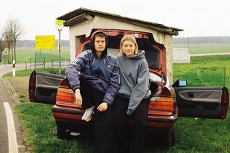 Es soll nicht immer nur um Nazis gehen: Zwickauer Jakob Springfeld moderiert neuen Podcast über schöne Seiten Ostdeutschlands - Lilly Blaudszun und Jakob Springfeld moderieren zusammen den Podcast „OKF-Ortskontrollfahrt“.
