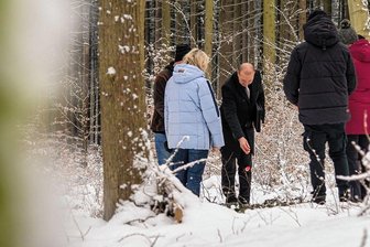 Es stapelten sich schon die Urnen: Erste Beisetzungen auf neuem Waldfriedhof Olbernhau - Tobias Wenzel (Mitte) hat am Samstag die erste Bestattung auf dem neuen Ruheforst Olbernhau vorgenommen.
