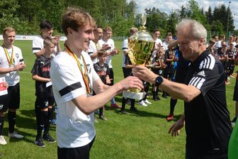 Es steht fest: BSV Irfersgrün kickt künftig in der Fußball-Landesklasse - Andreas Wehner (rechts), Präsident des VFV, übergibt den Pokal an Kapitän Tobias Günther vom BSV Irfersgrün.