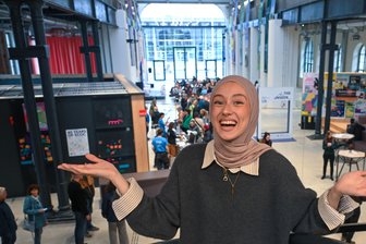 „Es stimmt nicht, dass Slam nur Comedy ist“: Warmlaufen für die großen Slam-Meisterschaften in Chemnitz - Bisan Badawi startet für Sachsen bei den deutschsprachigen Slam-Meisterschaften.