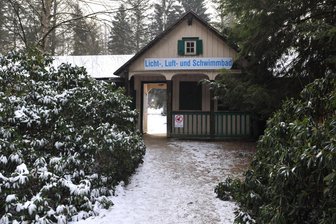Es taut: Bad Elsters Bürgermeister warnt vor großer Gefahr - Auch im Naturbad Bad Elster dürfen Eisflächen nicht betreten werden. Foto: Harald Sulski/Archiv