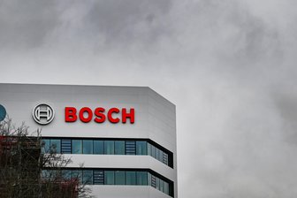 Es trifft nur Deutschland: Autozulieferer Bosch streicht 13.000 Jobs - Düstere Wolken über der Bosch-Zentrale in Gerlingen (Baden-Württemberg).