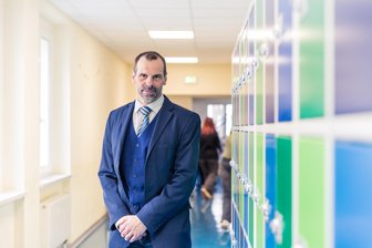 „Es tut sich einfach nichts“: Schulleiter aus dem Erzgebirge richtet Hilferuf nach Dresden - Kay Hertel leitet die Turley-Oberschule in Oelsnitz. Er hofft auf baldige Verstärkung in der Schulassistenz.