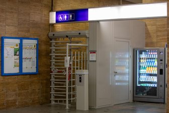 Es tut sich etwas an Plauens Bahnhofstoiletten: Was die Nutzung künftig kosten soll - Der Zugang zu den WCs auf dem Oberen Bahnhof ist neu - sie sind aber nach wie vor gesperrt.