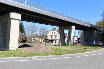 Es tut sich was am Kreisverkehr in Schwarzenberg: Stadt übernimmt Pflege - Die Stadt übernimmt jetzt die Pflege der Innenfläche am Kreisverkehr in Schwarzenberg.