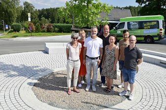 „Es war auch an der Zeit“: Neue Buswendeschleife in Sohl eingeweiht - Am Bau hatten unter anderem Manuela Biehn, Sandra Baldszus, Olaf Schlott, Ronny Sörgel, Barbara Müller, Steffen Lachmann und Michael Finster (von links) eine Aktie.