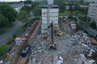 „Es war die schönste Zeit meines Lebens“: So blicken Anwohner auf den Abriss von zwei Blöcken in Zwickau-Neuplanitz - Der Großteil des vorderen Wohnblocks wurde bereits abgerissen.