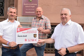„Es war ein extremer Schock“: So erlebte ein Vogtländer den Brand auf seinem Hof - Rico Schmidt, Michael Schneider (beide Bürgerstiftung Adorf) und Mario Greil (Mitte).