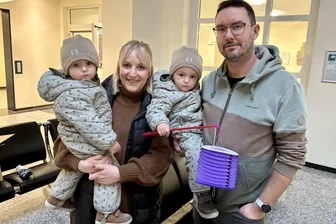 „Es war ein Gefühlschaos“: Junge Mutter berichtet von plötzlicher Zwillingsgeburt im Erzgebirge - Lisa und Stephan Blume mit ihren Söhnen Justus und Jasper. Zur Familie gehört noch eine fünfjährige Tochter.