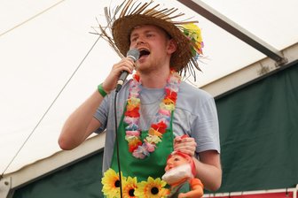 „Es war eine tolle Party“: So zünftig feierte Eichigt sein Sport- und Feuerwehrfest - Johannes Zöphel sorgte im Festzelt für Stimmung.