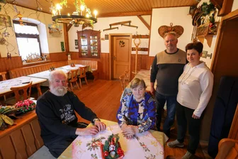 „Es war einfach nicht mehr zu stemmen“: Gaststätte „Reiterstübchen“ in Meerane macht zu - Sie haben die Entscheidung zur Schließung der Gaststätte „Reiterstübchen“ im Familienrat getroffen: Christa und Roland Pfitzner (am Tisch) sowie Franziska und Thomas Pfitzner.