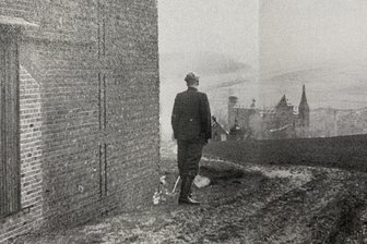 „Es war Rache“: 74 Jahre nach dem Großbrand im Volksgut Obermylau kommt die Wahrheit ans Licht - 1951. Blick vom Volksgut Obermylau zur Burg Mylau. Der junge Mann ist der Brandstifter - hier beim Nachstellen der Tat.