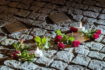„Es waren Familien, Freunde, Nachbarn“: Freiberger gedenken ermordeter jüdischer Einwohner - An den Stolpersteinen an der Burgstraße in Freiberg wurde stellvertretend der jüdischen Opfer des Nationalsozialismus gedacht.