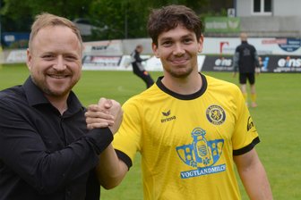 „Es waren saubere und faire Verhandlungen“: Yannic Voigt wechselt vom FSV Zwickau zum VfB Auerbach - Präsident Ronny Kadelke (links) begrüßt Yannic Voigt in der Halbzeitpause als ersten Neuzugang des VfB Auerbach. Der Mittelfeldspieler kommt vom FSV Zwickau.