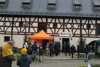 Es weihnachtet am Alten Gut in Weischlitz - Rustikal geht es beim Weihnachtsmarkt in Weischlitz zu.