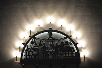 Es weihnachtet am Cottagymnasium in Brand-Erbisdorf - Dieser Schwibbogen sorgt für weihnachtliche Atmosphäre am Bernhard-von-Cotta-Gymnasium in Brand-Erbisdorf.