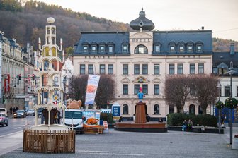 Es weihnachtet bald wieder: Aue stellt Pyramide auf - Blick auf den Altmarkt in Aue.