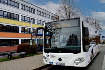 Es wird deutlich teurer: Was Eltern im Vogtland künftig für die Schülerbeförderung zahlen müssen - Für den Transport ihrer Kinder im Schulbus müssen Eltern ab dem neuen Schuljahr tiefer in die Tasche greifen.